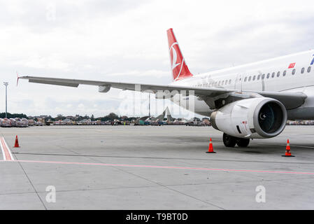 Izmir, Türkei - 17. November 2018. Seitenansicht und Motor eines Türkischen arilines kommerziellen Ebene. Stockfoto