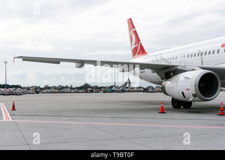 Izmir, Türkei - 17. November 2018. Seitenansicht und Motor eines Türkischen arilines kommerziellen Ebene. Stockfoto