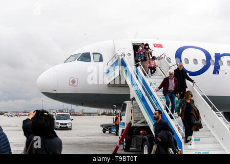 Izmir, Türkei - 17. November 2018. Flughafen Istanbul, die außer Betrieb ist. Die Passagiere werden immer von einem Onur Air kommerziellen Ebene für erhalten Stockfoto