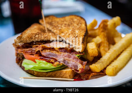 BLT und Pommes Frites Stockfoto