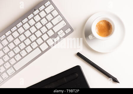 Grafik Designer weiß Schreibtisch mit Computer und Kaffee. Desk Top anzeigen. Stockfoto