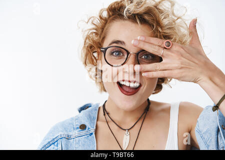 Nahaufnahme der Charismatischen glücklich und gesund Stilvolle Junge gefühlvolle Frau mit blonden Kurzhaarschnitt in Gläsern und Jeansjacke offenen Mund fröhlich Stockfoto