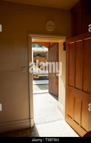 Haus Spiel mit Blick auf Ausbau van mit Sun Streaming durch die vordere Tür Stockfoto