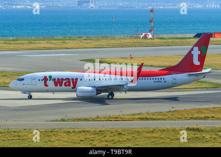 Osaka, Japan - 19.April 2019. HL 8363 Tway Air Boeing 737-800 Rollen auf Start- und Landebahn des Flughafens Kansai (KIX). Stockfoto