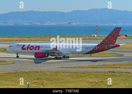 Osaka, Japan - 19.April 2019. HS-lah Thai Lion Air Airbus A330-300 Rollen auf Start- und Landebahn des Flughafens Kansai (KIX). Stockfoto