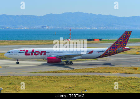 Osaka, Japan - 19.April 2019. HS-lah Thai Lion Air Airbus A330-300 Rollen auf Start- und Landebahn des Flughafens Kansai (KIX). Stockfoto