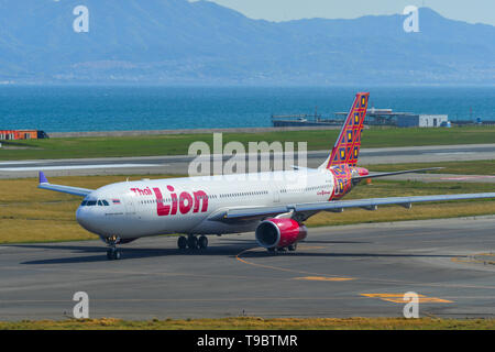 Osaka, Japan - 19.April 2019. HS-lah Thai Lion Air Airbus A330-300 Rollen auf Start- und Landebahn des Flughafens Kansai (KIX). Stockfoto