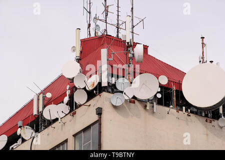 Telekommunikation Basisstationen Netzwerk Repeater auf dem Dach des Gebäudes. Der Mobilfunk Antenne auf Stadt Gebäude Dach. Handy Telecom Stockfoto