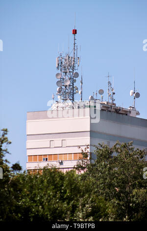 Telekommunikation Basisstationen Netzwerk Repeater auf dem Dach des Gebäudes. Der Mobilfunk Antenne auf Stadt Gebäude Dach. Stockfoto