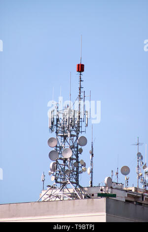 Telekommunikation Basisstationen Netzwerk Repeater auf dem Dach des Gebäudes. Der Mobilfunk Antenne auf Stadt Gebäude Dach. Stockfoto