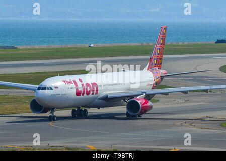 Osaka, Japan - 19.April 2019. HS-lah Thai Lion Air Airbus A330-300 Rollen auf Start- und Landebahn des Flughafens Kansai (KIX). Stockfoto