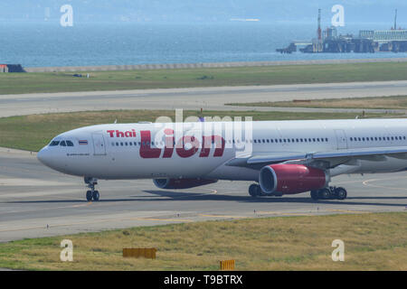 Osaka, Japan - 19.April 2019. HS-lah Thai Lion Air Airbus A330-300 Rollen auf Start- und Landebahn des Flughafens Kansai (KIX). Stockfoto