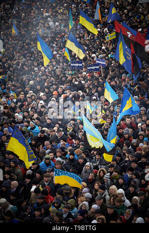 Eine Menge Leute kamen auf dem Platz der Unabhängigkeit bei der REVOLUTIO Stockfoto