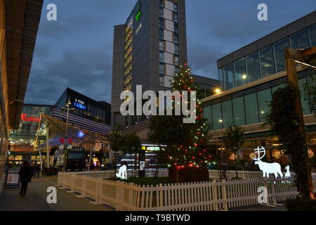 London/Großbritannien - 15. Dezember 2014: phosphoreszierende Hirsche gehen um Weihnachtsbaum in Westfield Stratford City Shopping Center installiert. Stockfoto