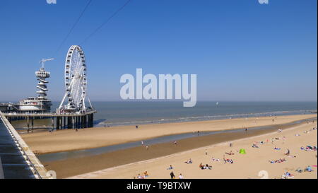 Den Haag, Niederlande - 21 April, 2019: Der Strand von Scheveningen mit dem Riesenrad im Hintergrund Stockfoto