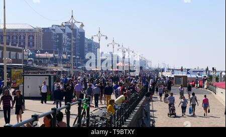 Den Haag, Niederlande - 21 April, 2019: Die Strandpromenade von Scheveningen, mit einer Menge Leute Stockfoto