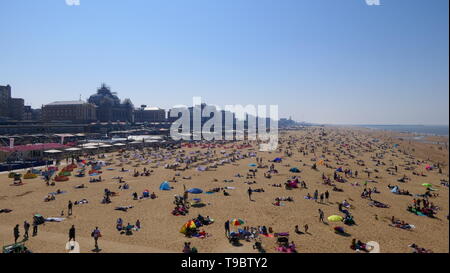 Den Haag, Niederlande - 21 April, 2019: Der Strand von Scheveningen mit dem berühmten Kurhaus Scheveningen im Hintergrund Stockfoto