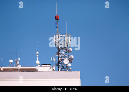 Telekommunikation Basisstationen Netzwerk Repeater auf dem Dach des Gebäudes. Der Mobilfunk Antenne auf Stadt Gebäude Dach. Stockfoto