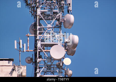 Telekommunikation Netzwerk Repeater, Base Transceiver Station. Turm der drahtlosen Kommunikation Antenne Sender und Repeater. Telecommunication Tower. Stockfoto