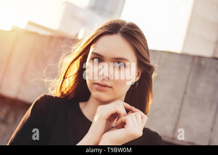 Nahaufnahme, Porträt der jungen schönen langen Haare Mädchen Mode Modell auf der Stadt. Stockfoto