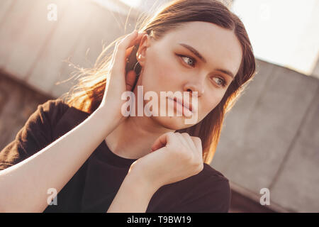 Nahaufnahme, Porträt der jungen schönen langen Haare Mädchen Mode Modell auf der Stadt. Stockfoto