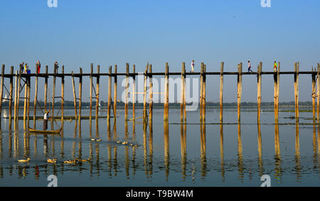 Amarapura, Myanmar - Feb 9, 2017. Einheimische und Touristen zu Fuß auf den berühmten U-Bein Brücke in Amarapura, Mandalay Division von Myanmar. Stockfoto