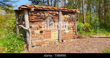 Insekt Hotel Im Park in den Sommer. Stockfoto