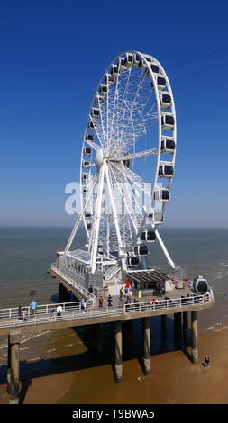 Den Haag, Niederlande - 21 April, 2019: Der Strand von Scheveningen mit dem Riesenrad im Hintergrund Stockfoto