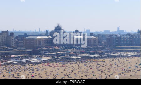 Den Haag, Niederlande - 21 April, 2019: Der Strand von Scheveningen mit dem berühmten Kurhaus Scheveningen im Hintergrund Stockfoto