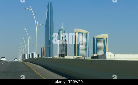 RIYADH, Saudi-Arabien - Dezember 17, 2018: Blick von den Straßen von Riyadh Das Kingdom Centre Stockfoto