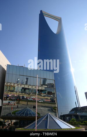 RIYADH, Saudi-Arabien - 18. Dezember 2018: Vorderansicht des Kingdom Centre von Tag zu Tag mit einer Reflexion im Hintergrund Stockfoto