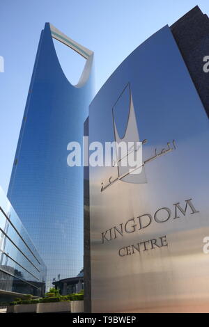 RIYADH, Saudi-Arabien - 18. Dezember 2018: Vorderansicht des Kingdom Centre nach Tag Stockfoto