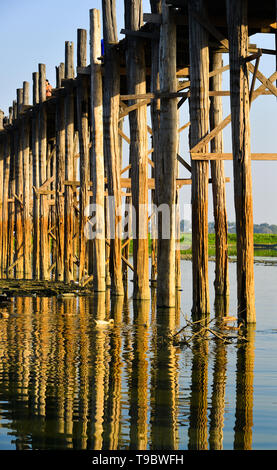 Amarapura, Myanmar - Feb 9, 2017. Einheimische und Touristen zu Fuß auf den berühmten U-Bein Brücke in Amarapura, Mandalay Division von Myanmar. Stockfoto