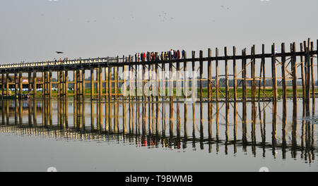 Amarapura, Myanmar - Feb 9, 2017. Einheimische und Touristen zu Fuß auf den berühmten U-Bein Brücke in Amarapura, Mandalay Division von Myanmar. Stockfoto