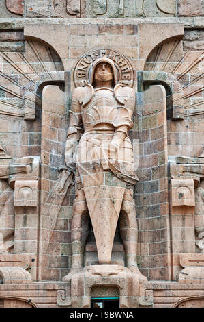 Leipzig, Deutschland - Oktober 2018: Statue des Erzengels Michael am Eingang zum Völkerschlachtdenkmal in Leipzig, Deutschland Stockfoto