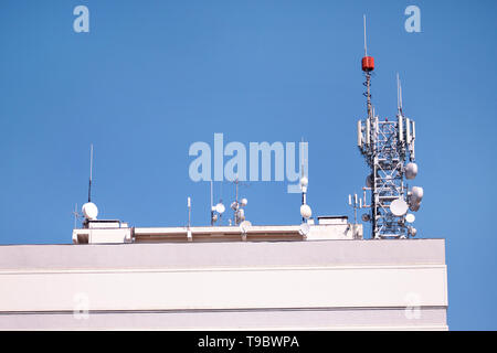 Telekommunikation Basisstationen Netzwerk Repeater auf dem Dach des Gebäudes. Der Mobilfunk Antenne auf Stadt Gebäude Dach. Stockfoto