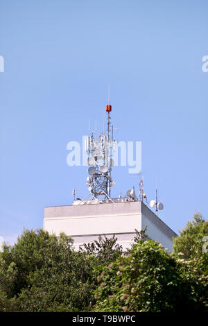 Telekommunikation Basisstationen Netzwerk Repeater auf dem Dach des Gebäudes. Der Mobilfunk Antenne auf Stadt Gebäude Dach. Stockfoto