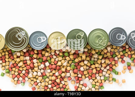 Konserven für Haustiere isoliert auf Weiss. Stockfoto