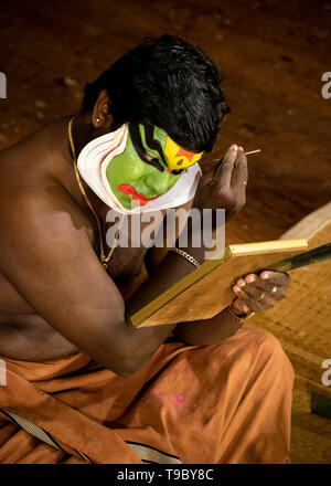 Vertikale Luftaufnahme der führen Kathakali performer setzen auf die unverwechselbaren grünen bilden in Kerala, Indien. Stockfoto