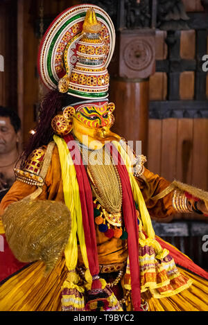 Vertikale Portrait einer Kathakali Performer in Kerala, Indien. Stockfoto