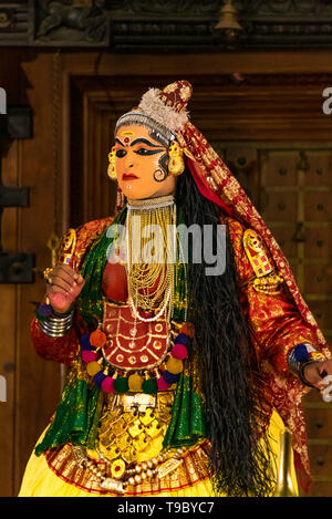 Vertikale Portrait einer Kathakali Performer in Kerala, Indien. Stockfoto