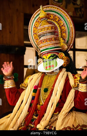 Vertikale Portrait einer Kathakali Performer in Kerala, Indien. Stockfoto