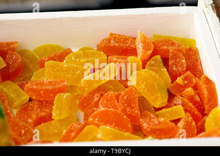 Verschiedene Gelatine süße Frucht Bonbons Bonbons Zucker. Sortierte Bunte Jelly Süßigkeiten. Farbige Süßwaren für Kinder. Stapel von Cognac Kaugummi Bonbons. Stockfoto