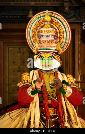 Vertikale Portrait einer Kathakali Performer in Kerala, Indien. Stockfoto