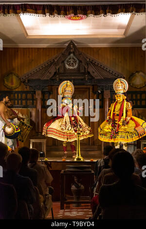 Vertikale Ansicht einer Kathakali Leistung in Kerala, Indien. Stockfoto