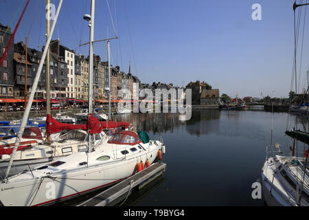 Le Vieux Bassin est un Port situé au Centre de la Ville d'Honfleur dans le département français du Calvados en région Normandie. Honfleur. Stockfoto