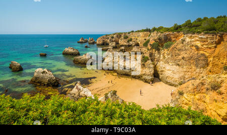 Wunderschöne goldene Klippen in der Nähe von Alvor, Portimao, Algarve, Portugal. Stockfoto