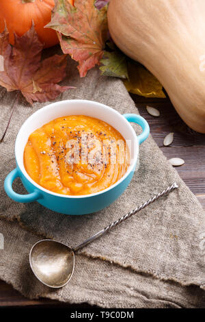 Bild von kürbissuppe in Kochtopf, Löffel Stockfoto