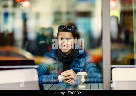 Smilling Mann mit einer Tasse Kaffee in einem Cafe. Stockfoto