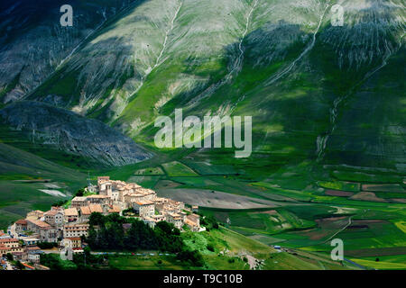 Mittelalterliche Stadt von Castelluccio in den Monti Sibillini Nationalpark, Umbrien Italien Stockfoto